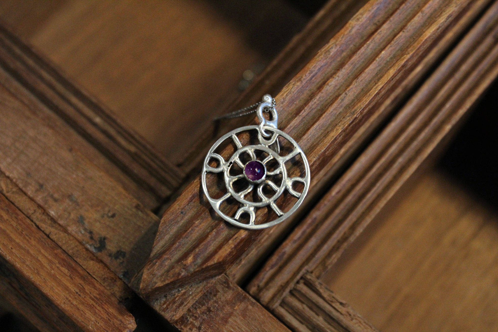 Κυκλικό Διάτρητο Κολιέ με Αμέθυστο