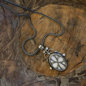 Oval Pendant in Silver with Mother of Pearl